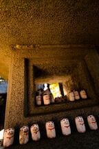 豪徳寺の石灯籠に招福猫児。小さいサイズもかわいらしい