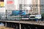 SS8形機関車が牽引する2階建て25Z型客車の列車