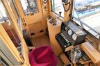 アナログの雰囲気が漂う運転席。椅子の背中の扉は