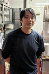 店主の内間安彦さん