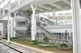 テガルアール駅は改札側も開放的な空間になっている（筆者撮影）