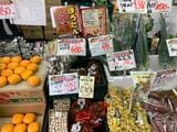 大型スーパーに比べれば、1品目あたりの品揃えも少な目。それでも旬の栗は3種類あった（写真：筆者撮影）