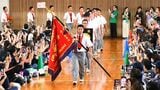母校で優勝報告を行う沖縄尚学高校野球部のメンバー（長嶺真輝撮影）