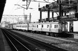 郵便荷物合造車のキハユニ26形を先頭に盛岡駅に入線する列車。後ろは工事中の東北新幹線高架（撮影：南正時）