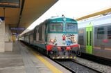 急速に数を減らしつつあるイタリアの機関車牽引客車列車（撮影：橋爪智之）