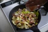 調味料で味付けしているところ