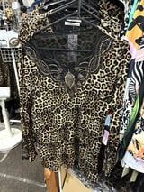 セクシーなヒョウ柄カットソー（筆者撮影）