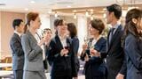 ビジネスの交流会に参加する人たち