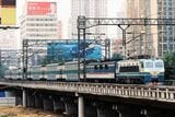 SS8形機関車が牽引する2階建て25Z型客車の列車＝深圳、1999年（筆者撮影）
