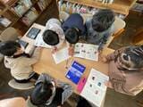 北小の学校図書館。百科事典が子どもたちの日常に溶け込んでいる