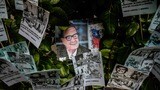 1973年のチリのクーデターから50周年。2023年9月11日、チリの首都サンチアゴ市内に飾られたアジェンデ大統領（中央）の写真（写真・Cristobal Basaure Araya／SOPA Images via ZUMA Press Wire／共同通信イメージズ）