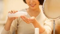 化粧水が｢肌の奥まで浸透できない｣納得の理由 ｢美容常識｣のウソを形成外科医が深く解説