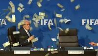 FIFA理事会､なぜ｢1ドル札｣が宙を舞ったのか <動画>英国のコメディアンが乱入