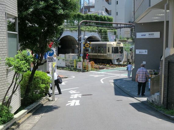 神泉駅の踏切