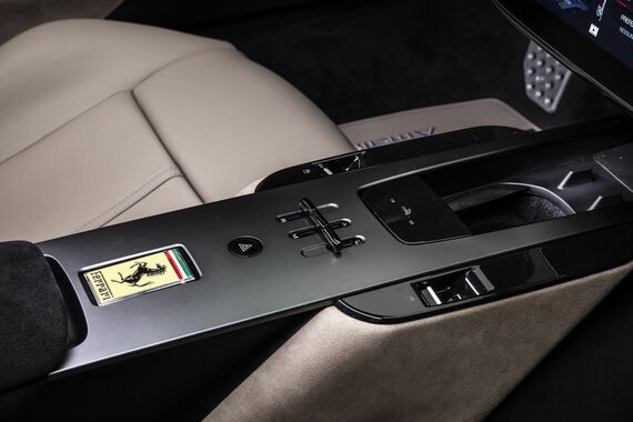 アマルフィではセンターコンソールにもクレストを装着（写真：Ferrari）