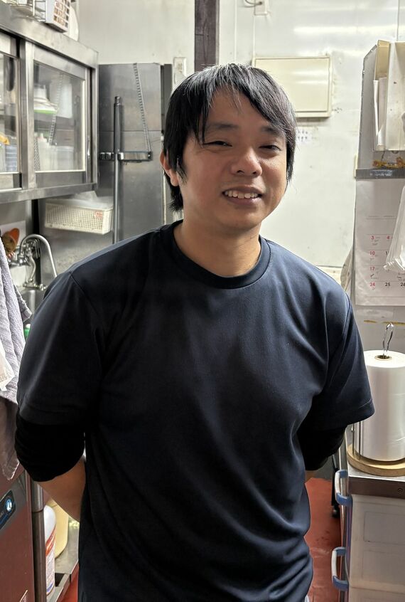 店主の内間安彦さん