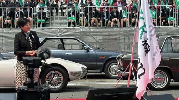 トヨタ「2000GT」など日本の名車の前で挨拶をする小池百合子東京都知事(筆者撮影)
