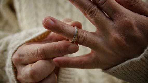結婚指輪と女性