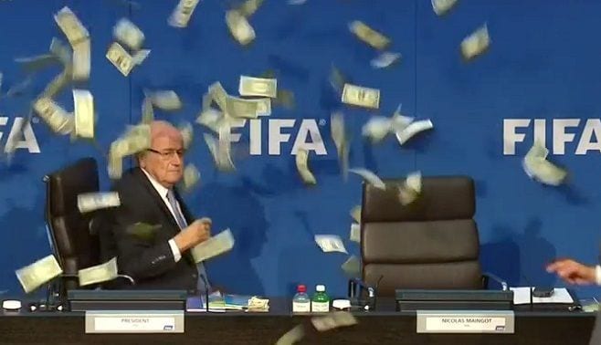 FIFA理事会､なぜ｢1ドル札｣が宙を舞ったのか