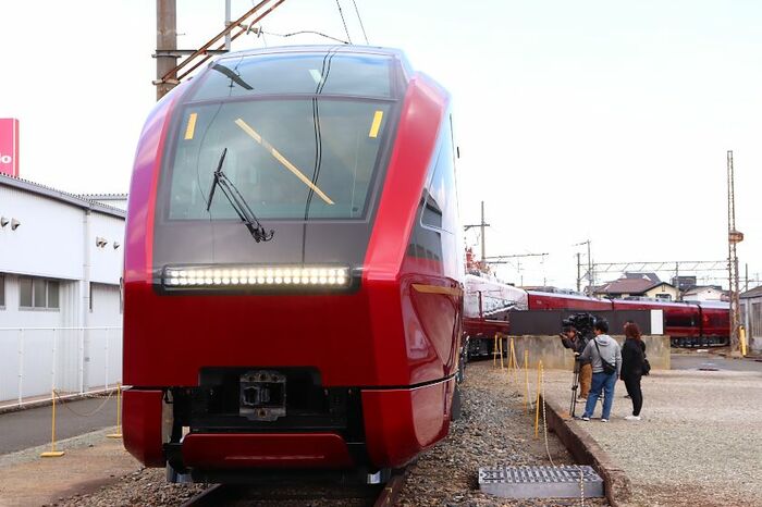 近鉄の新型特急車両「ひのとり」。前面デザインが斬新だ