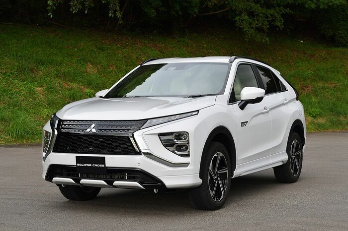 デザインを一新し、精悍でスポーティな表情になったフロントフェイス（写真：三菱自動車工業）