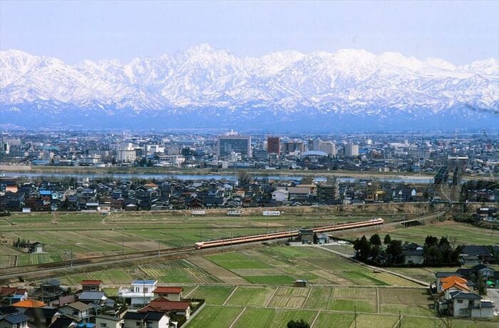 北陸本線富山付近を走る「雷鳥」