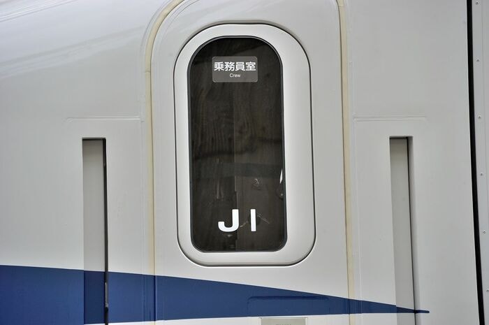 量産車第1号を示す「J1」編成の文字