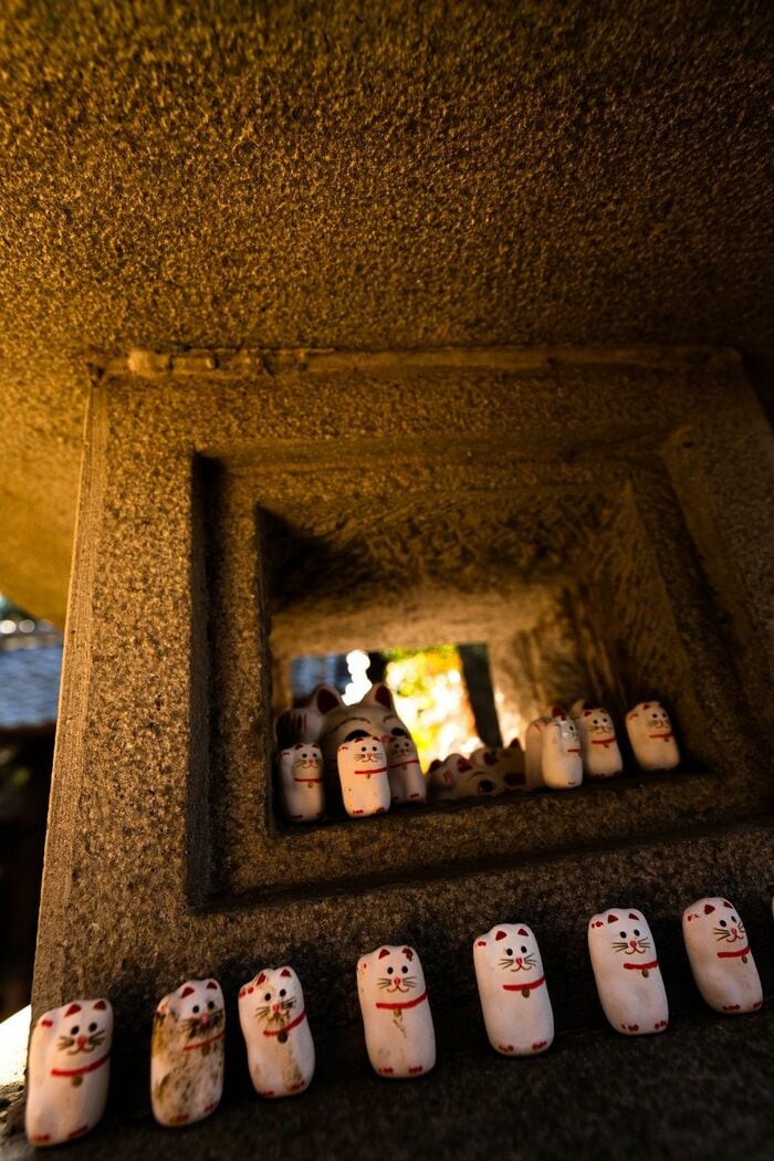 豪徳寺の石灯籠に招福猫児。小さいサイズもかわいらしい