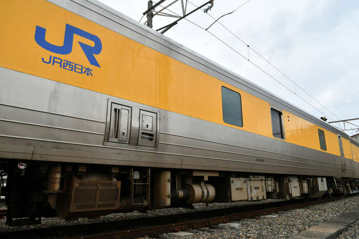 キヤ141系の側面。事業用車両のため窓や扉が少ない
