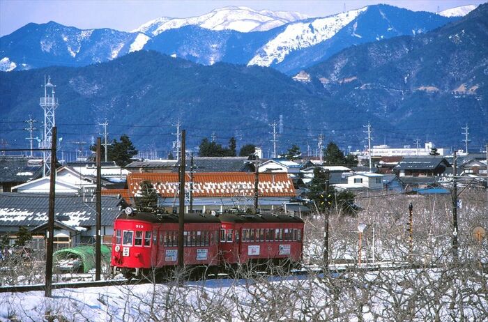 雪の谷汲線を走るモ510形とモ520形