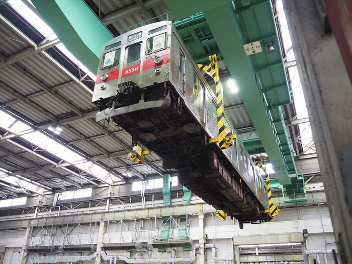 右へ移動すると今度は車体を吊り降ろす