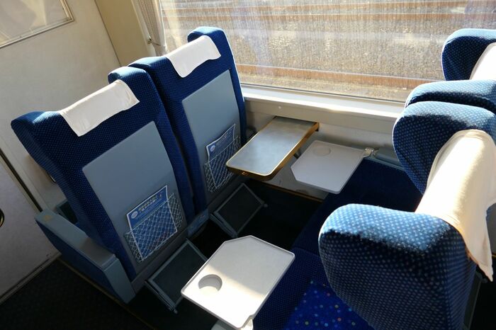 ひじ掛けと窓際の両方にテーブル