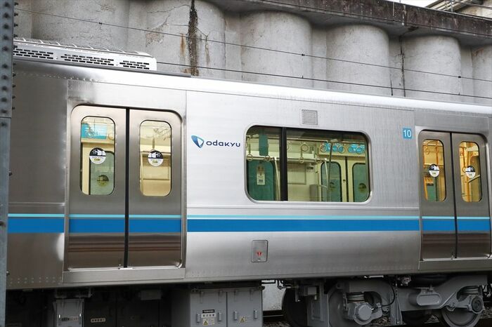 「Odakyu」のマークは戸袋2カ所に入る