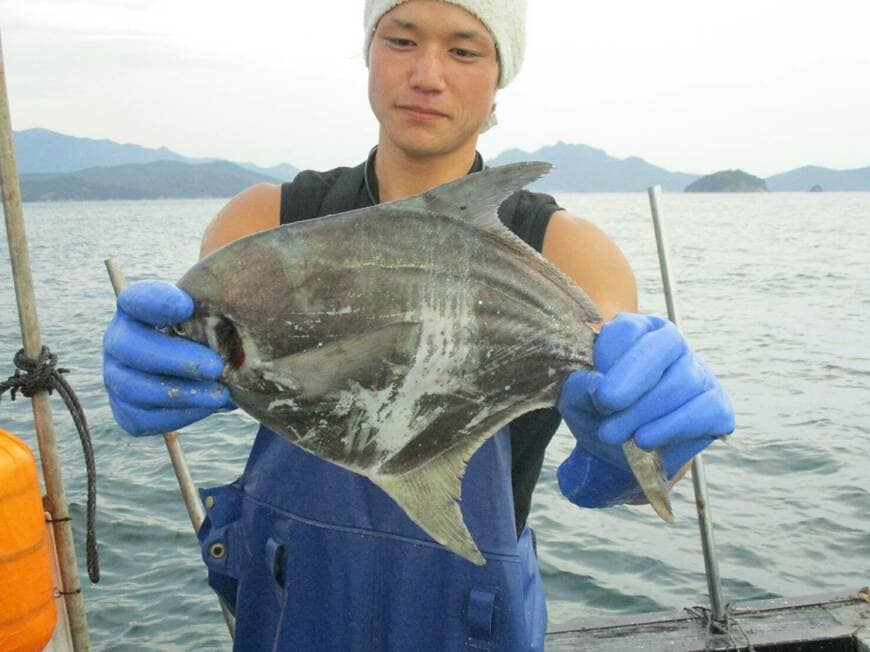 マナガツオを両手に（写真提供：はまゆう氏）