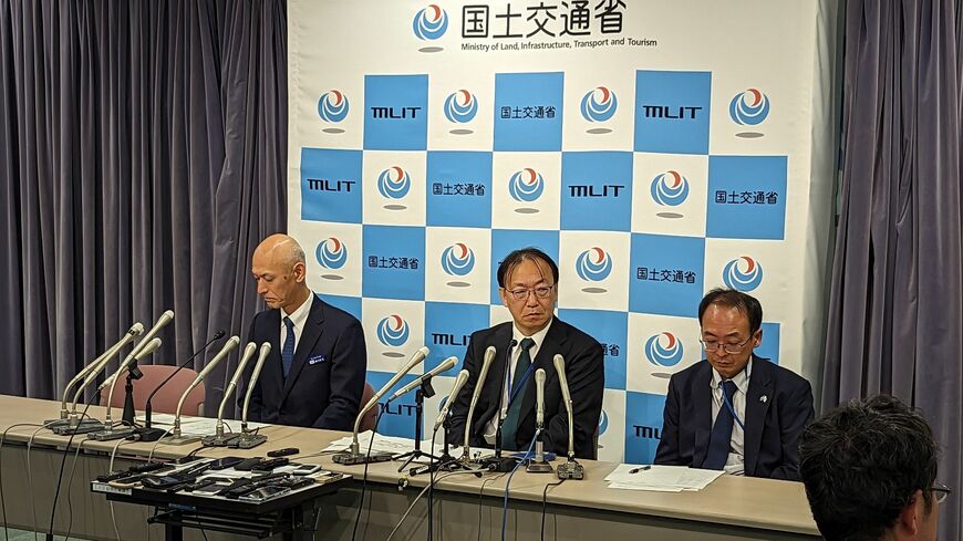 1月2日、国土交通省で記者会見する平岡成哲・国交省航空局長（中央）と瀬口良夫・海保次長（左）ら（記者撮影）