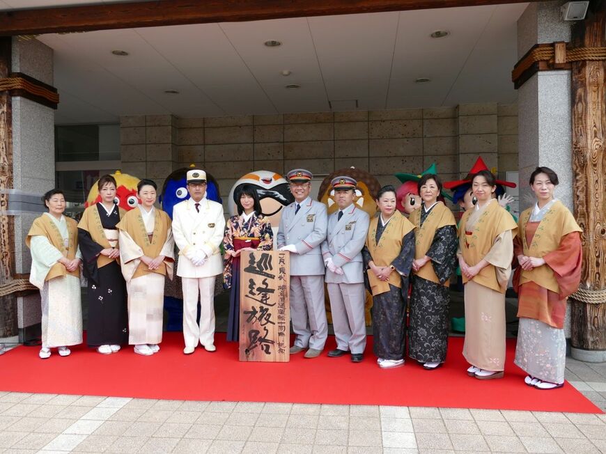 JR日光駅長も参加した鬼怒川温泉駅前のセレモニー＝2016年3月18日（記者撮影）