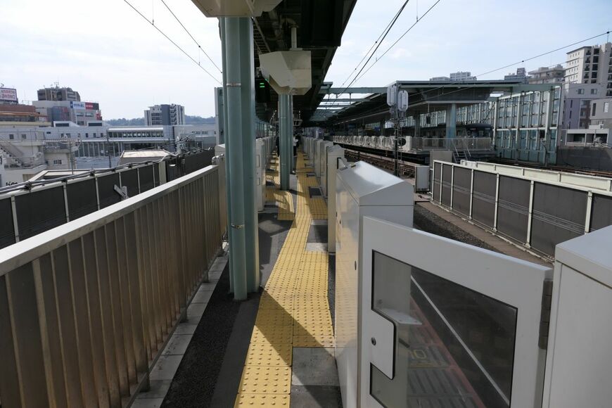 下りホームの新宿方はかなり幅が狭い（記者撮影）