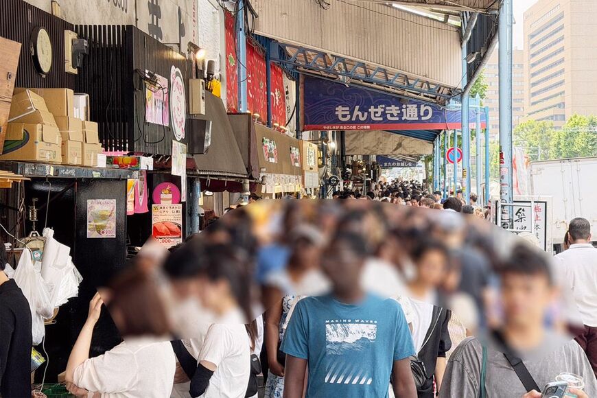 築地場外市場、もんぜき通りは観光客で大にぎわい（写真：筆者撮影）