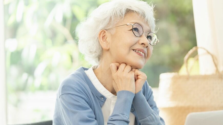 資産運用で儲けを期待する60代女性
