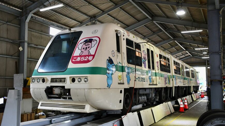 車両基地内に留置される山万ユーカリが丘線の「こあら2号」（記者撮影）