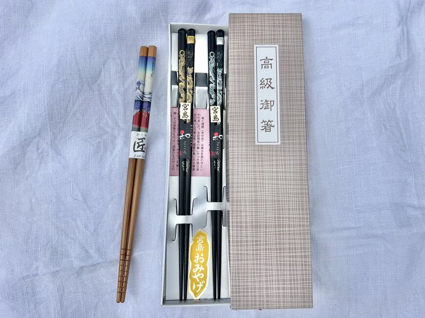 エミリーさんが購入した、北斎やドラゴンの柄の箸（筆者撮影）