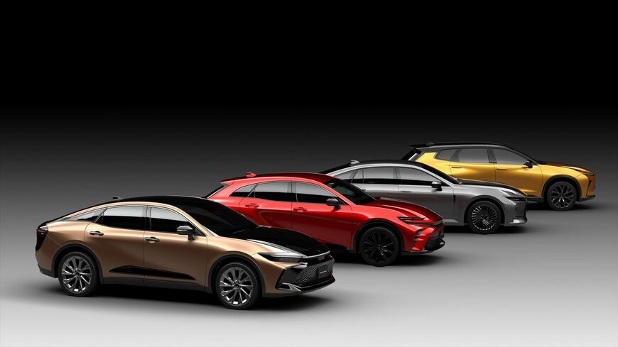 クラウン4姉妹、左からクロスオーバー、スポーツ、セダン、エステート（写真：トヨタ自動車）