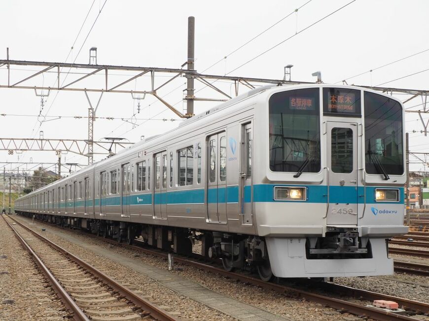 小田急電鉄の2000形。1995～2001年に8両編成9本が造られた、小田急の中では「少数派」の電車だ（記者撮影）