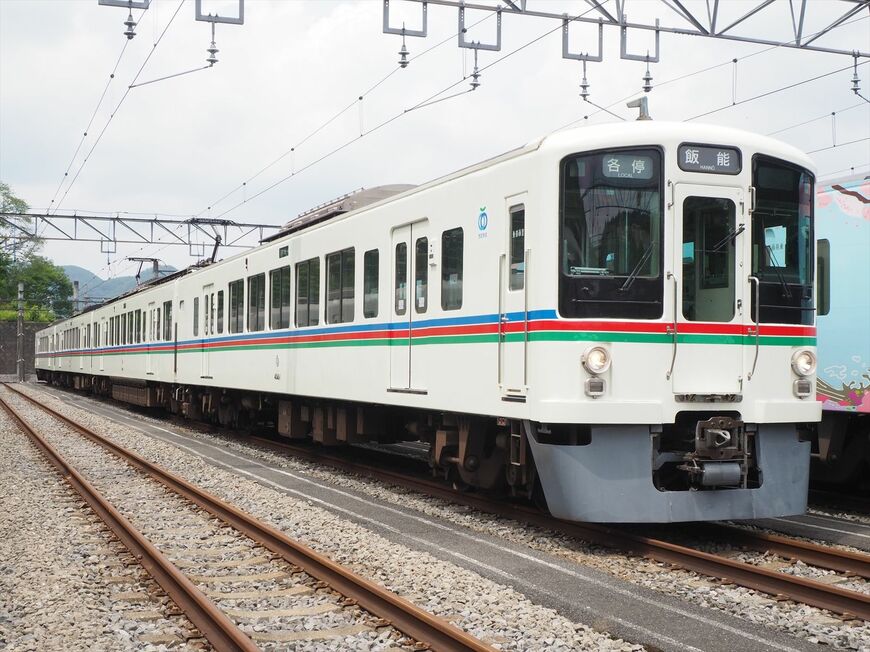 2ドア・セミクロスシート車の4000系（記者撮影）