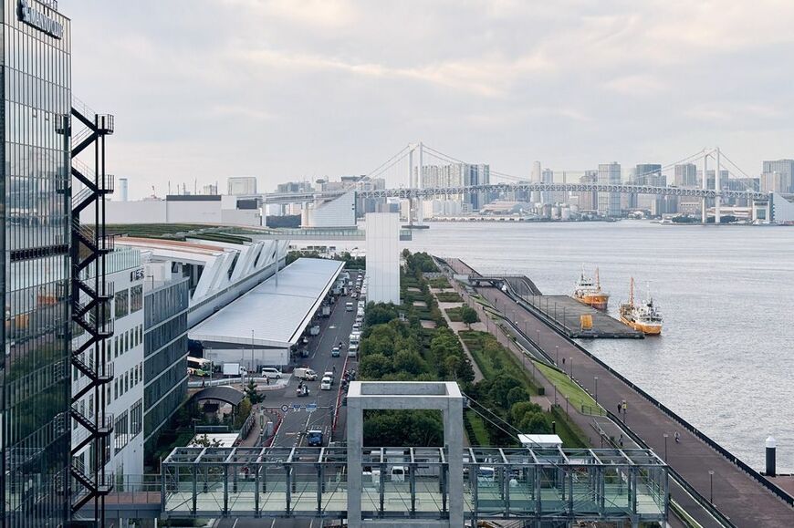 ラビスタ東京ベイのエレベーターからは、豊洲市場ごしにレインボーブリッジを臨みます（筆者撮影） 
