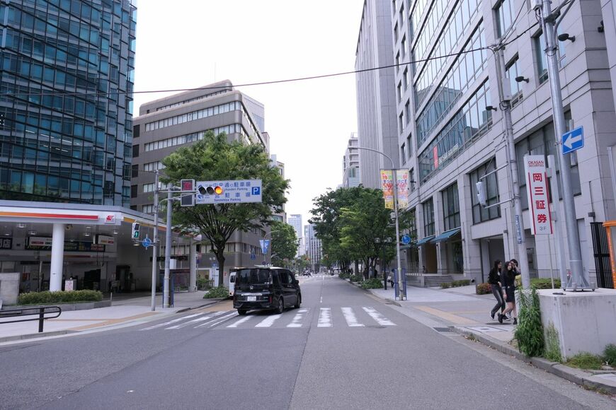 花時計線は旧西国街道。元町商店街へ通じている（編集部撮影）