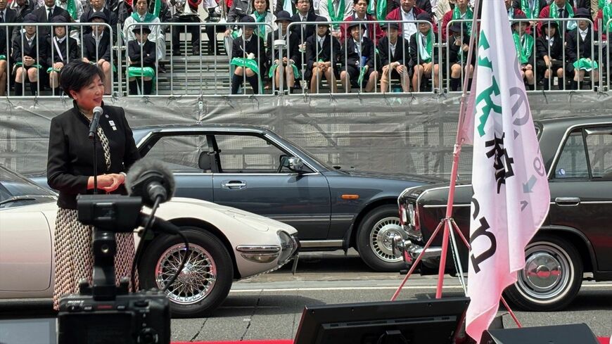 トヨタ「2000GT」など日本の名車の前で挨拶をする小池百合子東京都知事（筆者撮影）