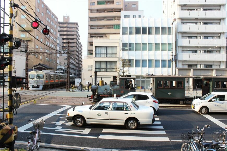 伊予鉄の鉄道線と路面電車が交差する大手町駅で、「坊ちゃん列車」と交差する3000系（撮影：南正時）