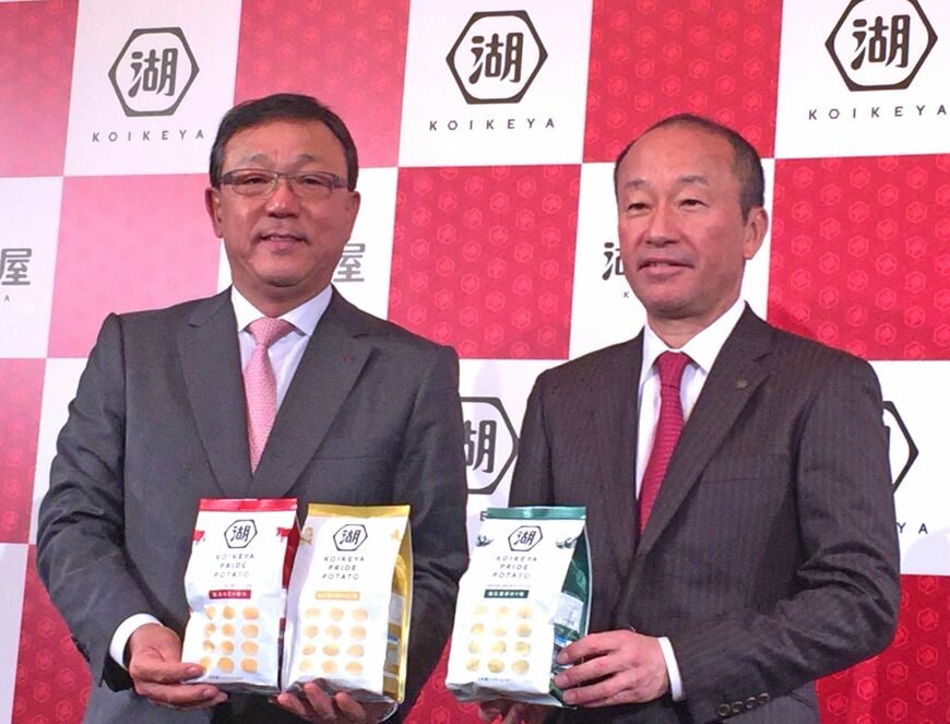 佐藤章社長（左）と小池孝会長。佐藤社長が主に国内事業を、小池会長が主に海外や健康食品事業を統括する。「ツートップ体制」で新生・湖池屋の本格発進となるか