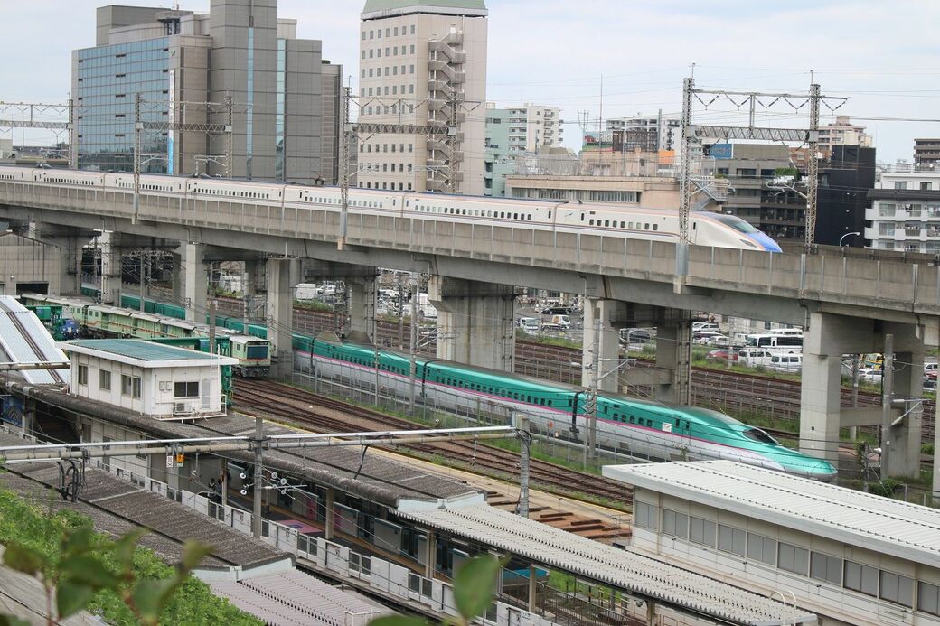 田端駅周辺を走る新幹線